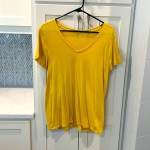 Gap mustard v neck t-shirt